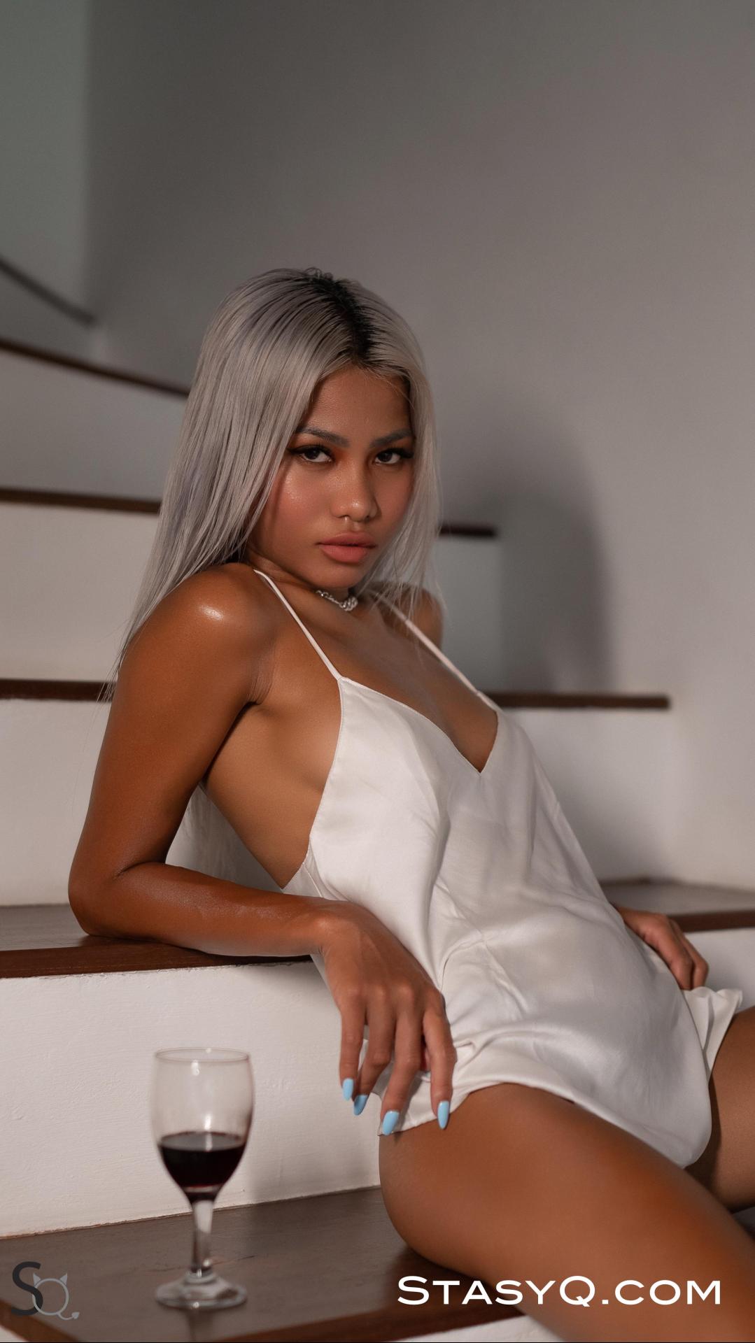 Tanned Model Riri Q Gets All Naked