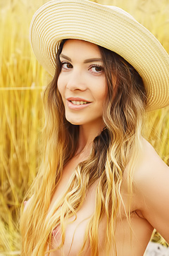 Nice nude teen Kira T in the field