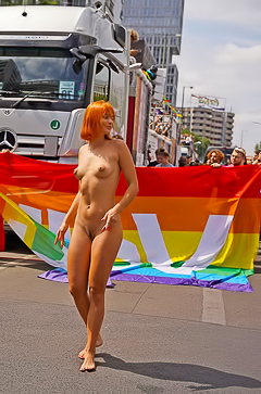 Dolly Dyson walking naked in Berlin
