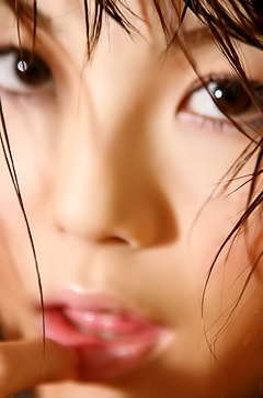 i Zoom In: Knee-Trembling Confession From Petite Azumi