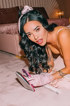 Jessica Vaugn strips naked by the clothesline for a scandalous group fuckfest